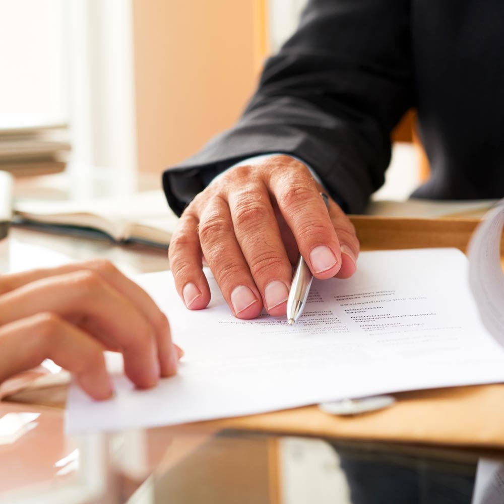 Abogado civil en el Litoral Central especializado en contratos, propiedades y juicios