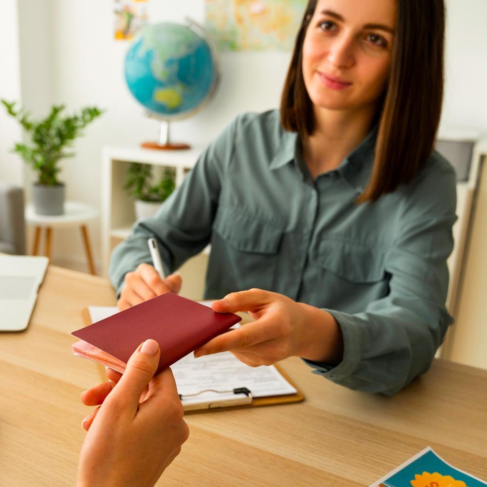 Abogado de inmigración en el Litoral Central gestionando visas y permisos de residencia