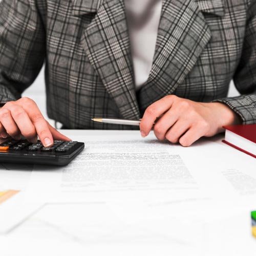 Abogado experto en reducción legal de carga tributaria para empresas y personas