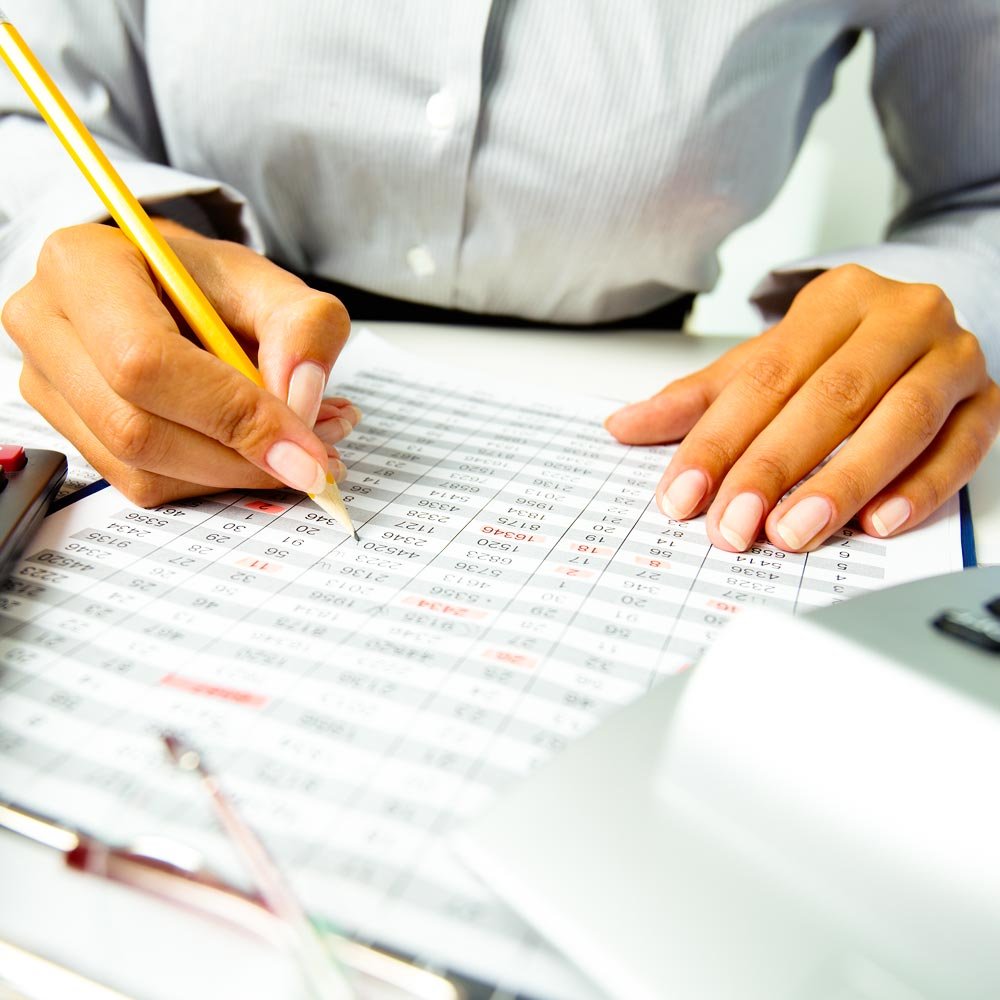 Abogado tributario en el Litoral Central asesorando en impuestos y defensa frente al SII